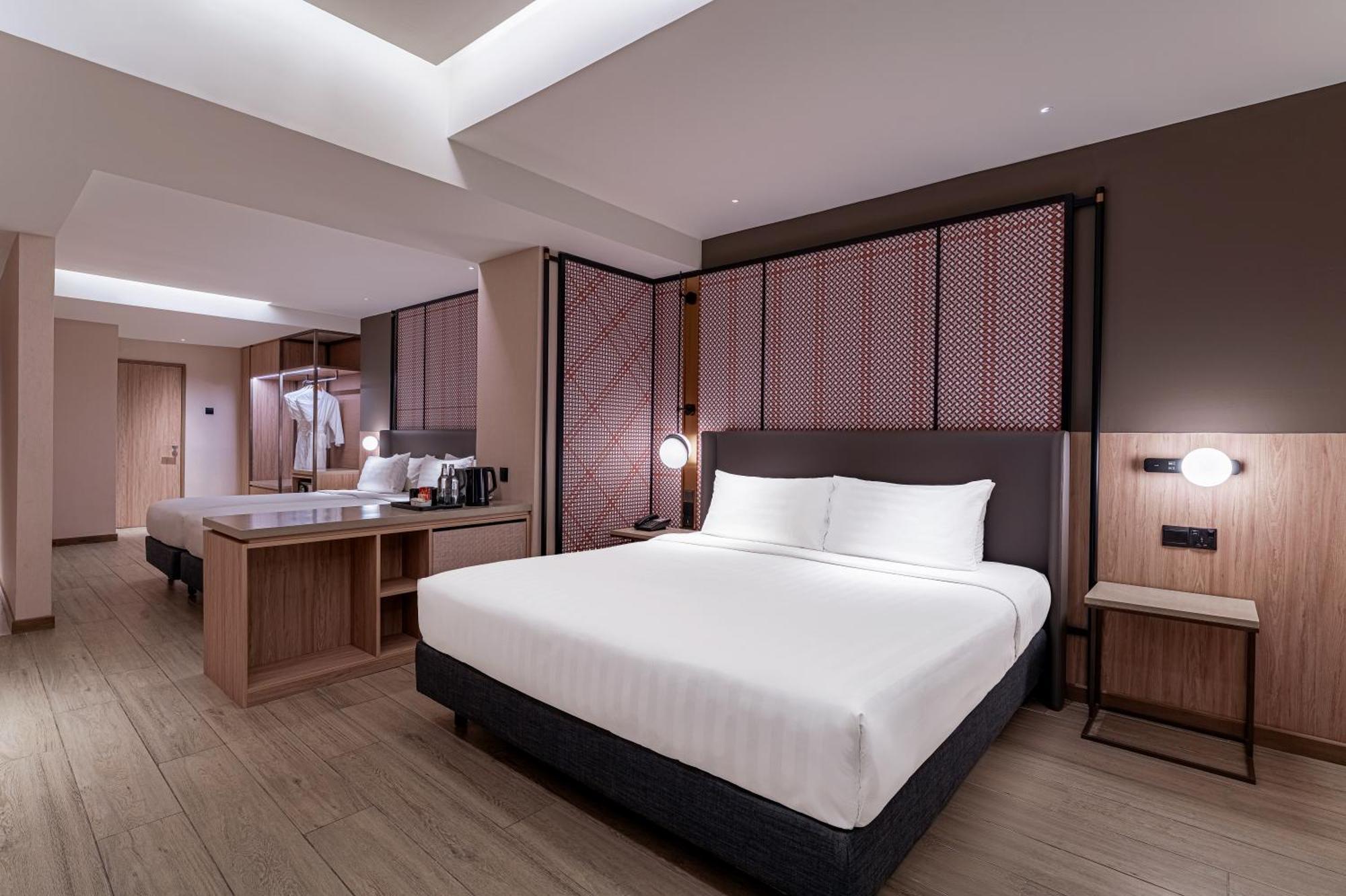 Deluxe Family Room,One King Bed and Two Single Beds,1739361086:JPEG