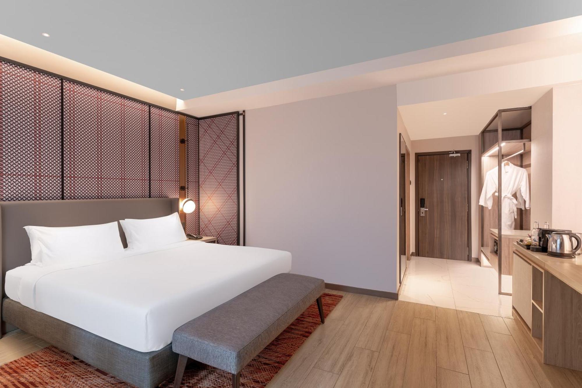 Deluxe Room,City View,One King Bed,1739365991:JPEG